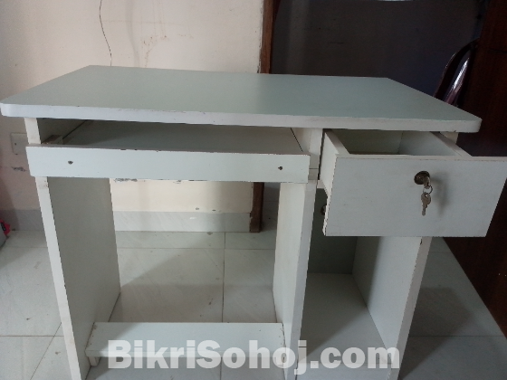 Computer Table বিক্রি হবে।